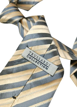 Cravatta Trussardi seta 100% larga 9,5 cm regimental avorio e grigio, merk: Trussardi, staat: Heel goed, € 8,00, € 9,10 inclusief Kopersbescherming Pro