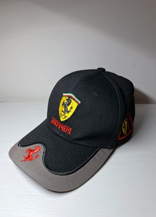Cappello Scuderia Ferrari grigio e nero con dettagli ricamati, marca: Ferrari, estado: Novo com etiquetas, tamanho: Tamanho único, €20.00, €21.70 inclui Proteção do Comprador