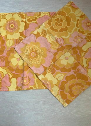 Lot de 2 serviettes de table vintage – Motifs fleuris jaune & rose, état: Très bon état, 15,00 €, 16,45 € Protection acheteurs incluse