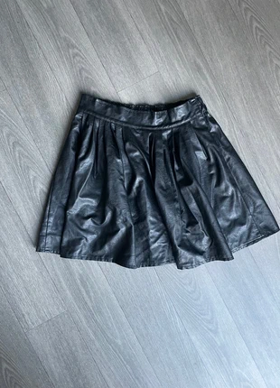 Jupe patineuse noire Simili cuir , marca: Boutique Parisienne, estado: Muito bom, tamanho: L / 40 / 12, €13.00, €14.35 inclui Proteção do Comprador