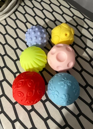 Lot de 6 balles sensorielles King jouet, marke: King Jouet, zustand: Neu, größe: 1-3 Monate / 56, 4,00 €, 4,90 € inklusive Vinted-Käuferschutz