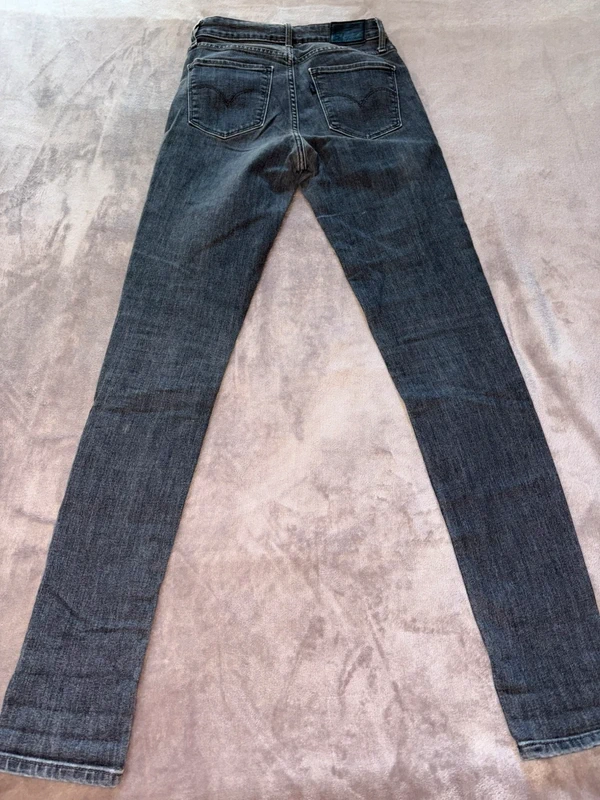Jean gris LEVI’S femme taille 36 en très bon état. - photo numéro 4