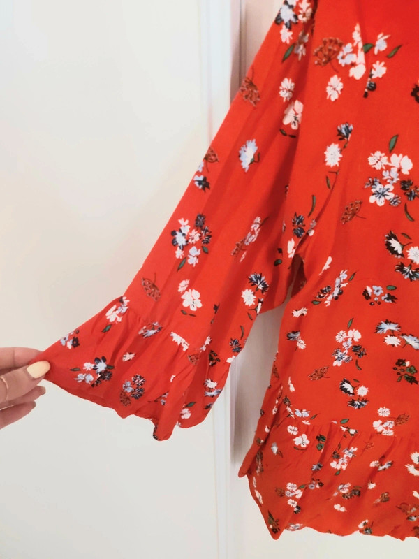 Chemise rouge avec des fleurs 4