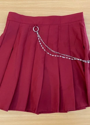 Jupe plissée écolière avec chaîne bordeaux, marque: Shein, état: Neuf sans étiquette, taille: M / 38 / 10, 5,00 €, 5,95 € Protection acheteurs incluse