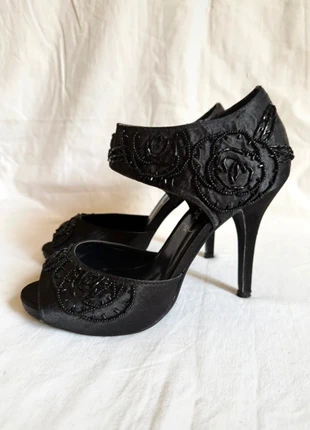 Magnifique sandales à talons aiguilles noir à perles T38, marque: New Look, état: Très bon état, taille: 38, 20,00 €, 21,70 € Protection acheteurs incluse