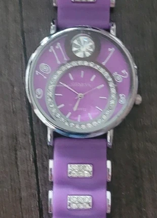 Lila horloge merk Geneva, merk: Geneva, staat: Heel goed, maat: 39–42 mm, € 7,50, € 8,58 inclusief Kopersbescherming