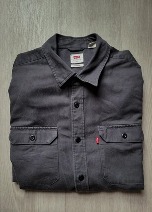 Chemise Levi’s Grise Standard Fit à Poches Boutonnées – Taille M, marke: Levi's, zustand: Sehr gut, größe: M, 25,00 €, 26,95 € inklusive Vinted-Käuferschutz