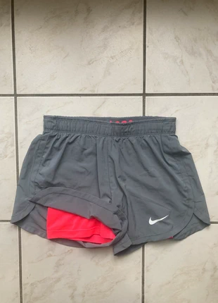 Short running Nike taille XS couleur gris rose, marque: Nike, état: Très bon état, taille: XS / 34 / 6, 18,50 €, 20,13 € Protection acheteurs (Pro) incluse