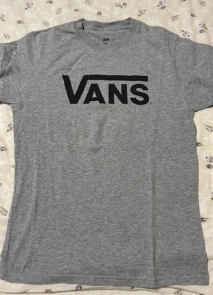 T-shirt Vans Originale – Stile Iconico e Casual, brand: Vans, condizioni: Nuovo senza cartellino, taglia: S, €9.00, €10.15 include la Protezione acquisti