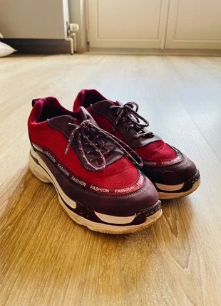 Baskets tendance bordeaux & rouge étincelant – pointure 39, staat: Goed, maat: 39, € 8,00, € 9,10 inclusief Kopersbescherming