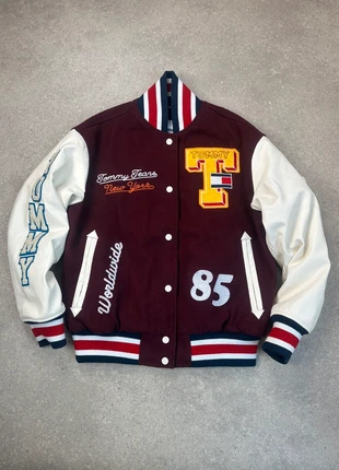 Veste Teddy tommy hilfiger varsity jacket bordeaux et blanc / taille XS, marque: Tommy Hilfiger, état: Très bon état, taille: XS, 85,00 €, 89,95 € Protection acheteurs incluse