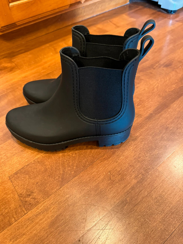 Woman’s fashion rain boots like new 1