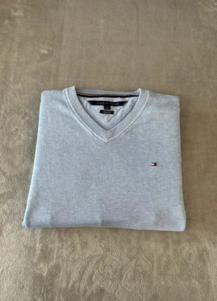 Pull Tommy Hilfiger col en V | Taille L | Bleu logo brodé, merk: Tommy Hilfiger, staat: Goed, maat: M, € 14,90, € 16,35 inclusief Kopersbescherming