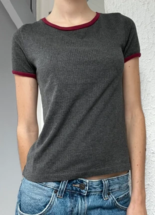 T-shirt gris avec bordures bordeaux, état: Très bon état, taille: S / 36 / 8, 2,00 €, 2,80 € Protection acheteurs incluse