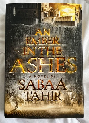An Ember in the Ashes – Sabaa Tahir, staat: Heel goed, € 3,00, € 3,85 inclusief Kopersbescherming