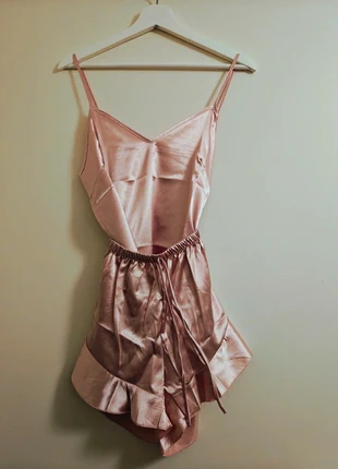 Pijama rosa pétalo, merk: Shein, staat: Nieuw zonder prijskaartje, maat: Universele maat, € 3,00, € 3,85 inclusief Kopersbescherming