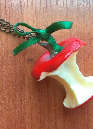 Cadena con colgante manzana, état: Neuf sans étiquette, 6,00 €, 7,00 € Protection acheteurs incluse