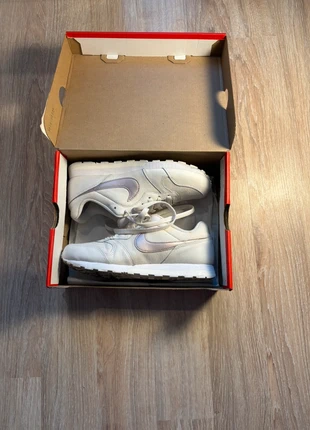Nike MD Runner 2 – Mujer, Talla 37,5, Color Plateado Claro, merk: Nike, staat: Heel goed, maat: 37.5, € 25,00, € 26,95 inclusief Kopersbescherming