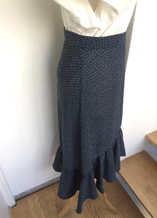 Jupe midi volantéeT.M 38 H&M bleu foncé imprimé blanc délicat, brand: H&M, condizioni: Ottime, taglia: M / IT 42 / EU 38, €12.00, €13.30 include la Protezione acquisti