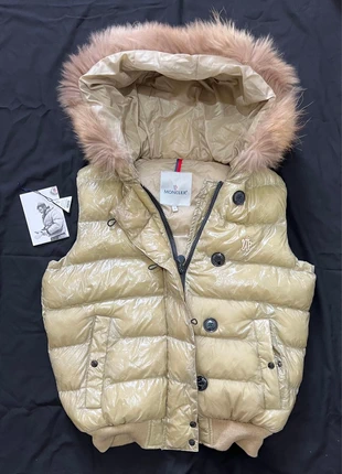 Moncler Beige/Gold/Yellow Down Vest with Fur Hood - Size 2, marque: Moncler, état: Très bon état, taille: Autre, 150,00 €, 158,20 € Protection acheteurs incluse