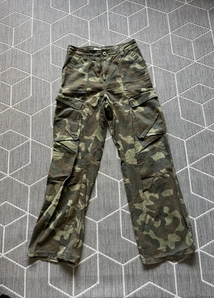 Pantalón estampado camuflaje, marque: Bershka, état: Très bon état, taille: M / 38 / 10, 10,00 €, 11,20 € Protection acheteurs incluse