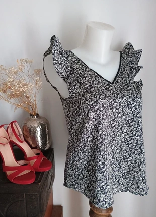 Top manche froufrou noir à fleurs décolleté dos, marque: Le Temps des Cerises, état: Très bon état, taille: S / 36 / 8, 7,00 €, 8,05 € Protection acheteurs (Pro) incluse