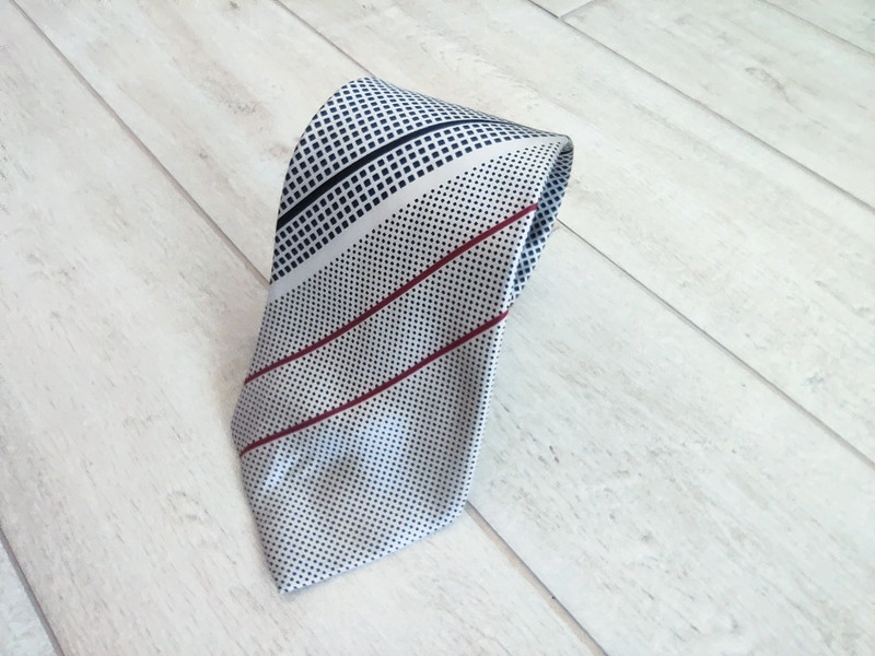 Cravatta Paolo Da Ponte 100% seta grigio motivo a righe oblique e quadratini blu-rosso 1
