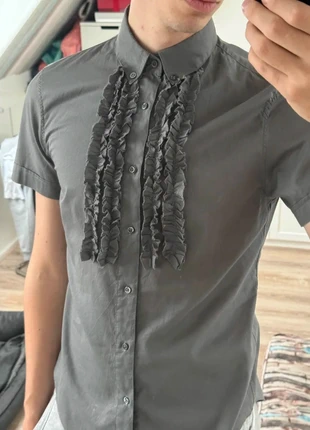 Alexander McQueen Grey Ruffled Shirt, S/S 2002, marque: Alexander McQueen, état: Très bon état, taille: S, 200,00 €, 210,70 € Protection acheteurs incluse