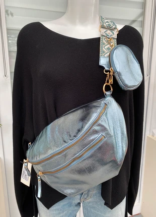 Grand sac banane Bleu Clair en cuir synthétique brillant et porte-monnaie assorti, condition: Very good, €18.00, €19.60 includes Buyer Protection Pro