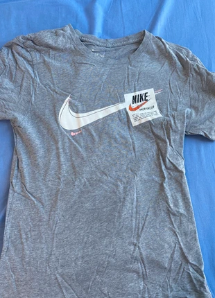 T shirt Nike gris, merk: Nike, staat: Goed, maat: S, € 2,00, € 2,80 inclusief Kopersbescherming