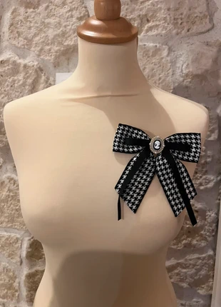 Grosse broche neuf en tissu noire et blanche, marke: Boutique indépendante, zustand: Neu, 10,00 €, 11,20 € inklusive Vinted-Käuferschutz