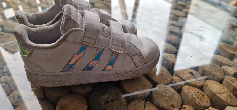 Correspondentie Opmerkelijk scheerapparaat Adidas sneakers maat 27 - Vinted
