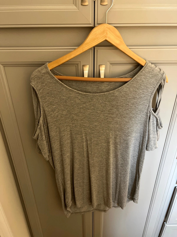 Womens grey cold shoulder top with criss cross straps on shoulder area euc size large 1