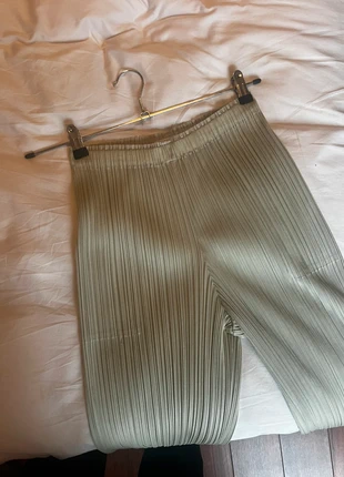 Pleats Please Issey Miyake pants, merk: Pleats Please Issey Miyake, staat: Nieuw zonder prijskaartje, maat: S / 36 / 8, € 180,00, € 189,70 inclusief Kopersbescherming