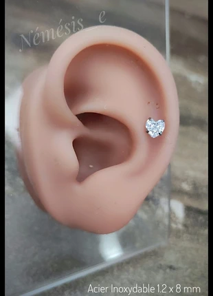 Labret pour piercing Hélix Tragus Conch Médusa 1.2 x 8 mm - Cœur Cristal 🖤 Acier inoxydable, marke: India Spirit, zustand: Neu, 10,00 €, 11,20 € beinhaltet Vinted-Käuferschutz Pro