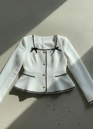 Veste nude à nœuds noirs et boutons nacrés, marque: atwoods, état: Très bon état, taille: M / 38 / 10, 54,99 €, 58,44 € Protection acheteurs incluse