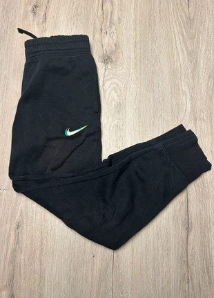 Training Nike noir - État correct (délavé au niveau des cuisses), marque: Nike, état: Bon état, taille: M, 12,00 €, 13,30 € Protection acheteurs incluse