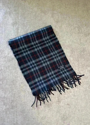 Écharpe Burberry bleu marine, marque: Burberry, état: Très bon état, 45,00 €, 47,95 € Protection acheteurs (Pro) incluse