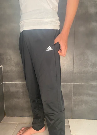 Jogging de sport• pantalon adidas noir avec petit logo, marke: adidas, zustand: Sehr gut, größe: XS, 4,00 €, 4,90 € inklusive Vinted-Käuferschutz