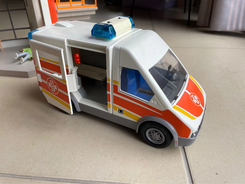 ② Hôpital + ambulance playmobil — Jouets