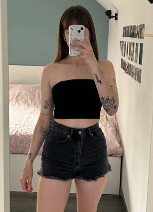 Short court jean noir déchiré usé, merk: H&M, staat: Heel goed, maat: S / 36 / 8, € 4,00, € 4,90 inclusief Kopersbescherming