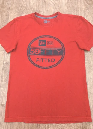 T-shirt rouge New Era taille M, marke: New Era, zustand: Sehr gut, größe: M, 6,00 €, 7,00 € inklusive Vinted-Käuferschutz