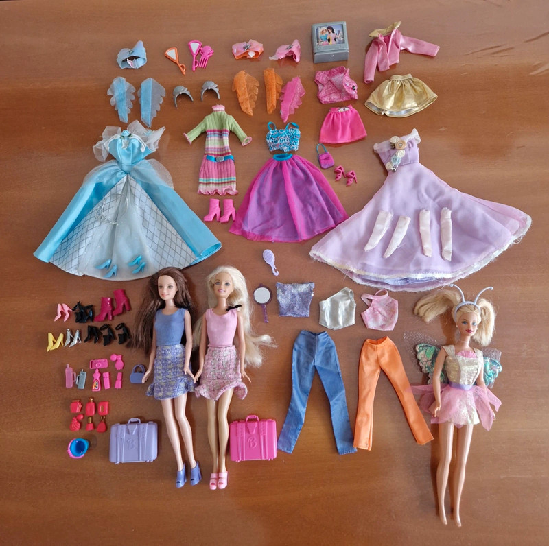 3 Barbie originali con vestiti e accessori vari