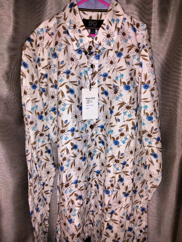 Camisa blanca con flores sale