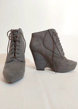 Botas da Bershka pelo tornozelo em camurça cinzenta com atacadores e salto alto tipo cunha, marca: Bershka, estado: Muito bom, tamanho: 37, €2.00, €2.80 inclui Proteção do Comprador