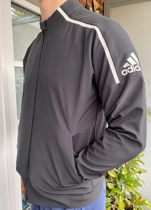 Adidas Trainingsjacke in Schwarz, merk: adidas, staat: Nieuw zonder prijskaartje, maat: S, € 20,00, € 21,70 inclusief Kopersbescherming