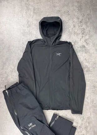 Pull à capuche avec zip Arc’teryx noir | M homme, marca: Arc'teryx, estado: Muito bom, tamanho: M, €90.00, €95.20 inclui Proteção do Comprador