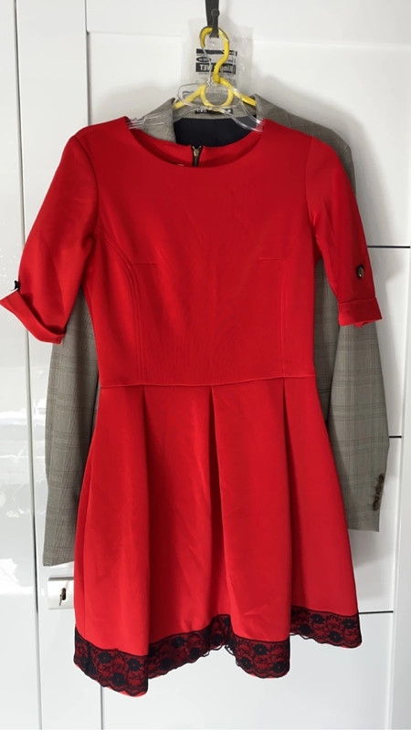 Czerwona sukienka z koronką forti - Vinted