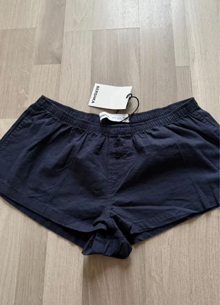 Short mini botones en color azul marino de Bershka, merk: Bershka, staat: Nieuw met prijskaartje, maat: M / 38 / 10, € 13,99, € 15,39 inclusief Kopersbescherming