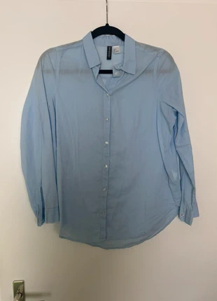 Lichtblauwe blouse van H&M in maat XS, merk: H&M, staat: Heel goed, maat: XS / 34 / 6, € 6,00, € 7,00 inclusief Kopersbescherming
